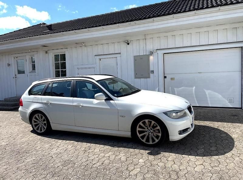 Vit Begagnad 2011 BMW 318 Comfort Edition Kombi | 74 500 kr (Lite dyr) - Bild 1/4