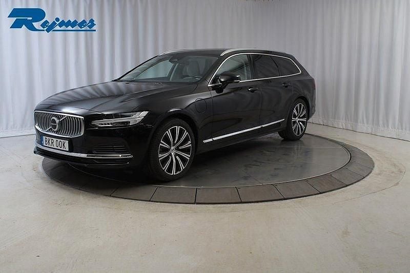 Svart Begagnad 2022 Volvo V90 Core Kombi | 389 900 kr (Marknadspris) - Bild 1/4