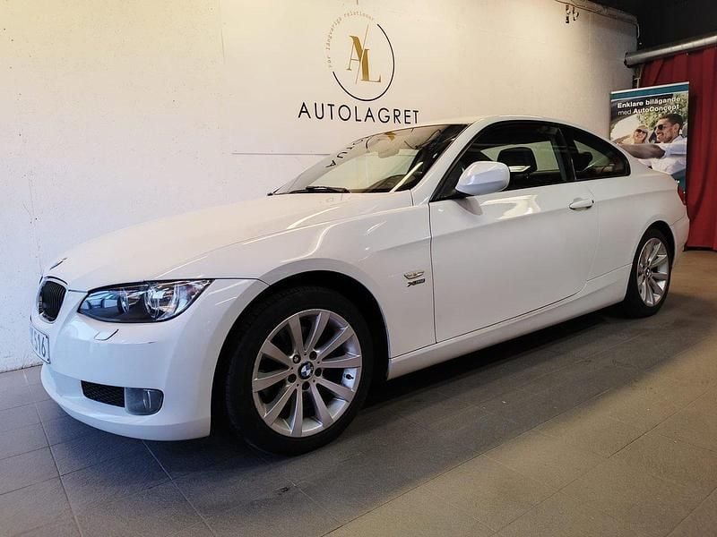 Vit Begagnad 2009 BMW 320 Comfort Edition Sportkupé | 79 900 kr (Marknadspris) - Bild 1/4