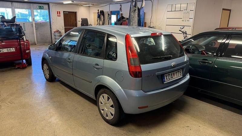 Begagnad Ford Fiesta 69 HK (50 kW) 2005 Ljusblå Halvkombi