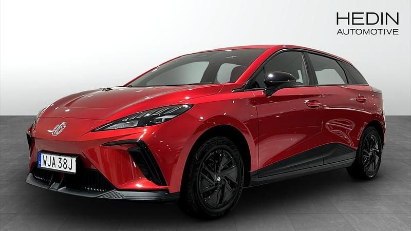 Röd (red) Begagnad 2023 MG MG4 EV Halvkombi | 254 900 kr (Marknadspris) - Bild 1/4