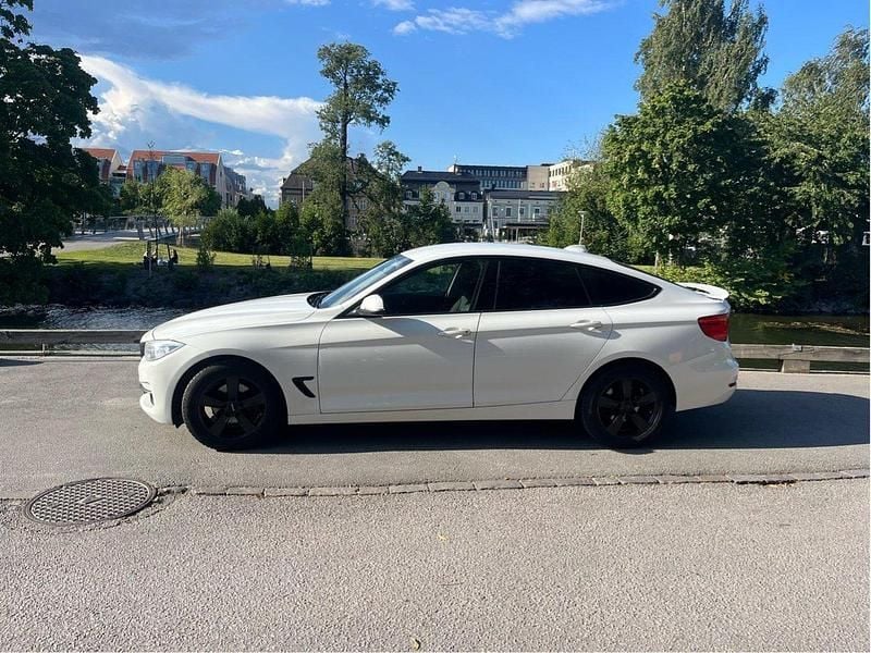 Vit Begagnad 2015 BMW 320 Gran Turismo Halvkombi | 139 000 kr (Marknadspris) - Bild 1/4