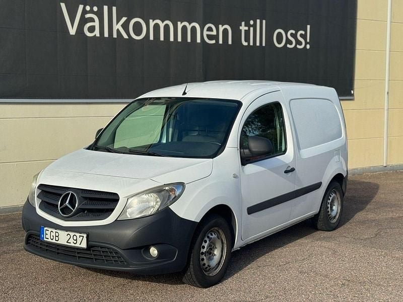 Vit Begagnad 2013 Mercedes Citan 109 Van | 39 900 kr (Marknadspris) - Bild 1/4