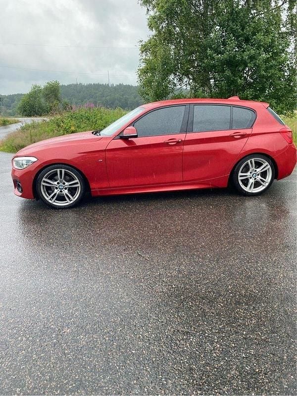 Röd Begagnad 2019 BMW 120 M Sport Halvkombi | 225 000 kr (Marknadspris) - Bild 1/4