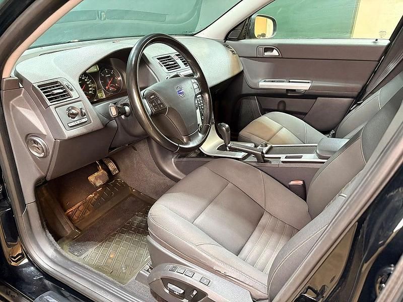 Begagnad Volvo V50 Momentum 180 HK (132 kW) 2010 Svart Kombi