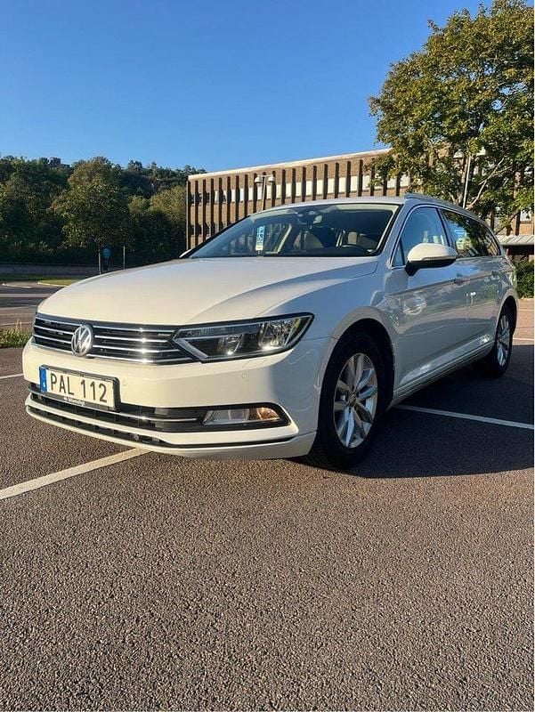 Vit Begagnad 2016 VW Passat Kombi | 124 500 kr (Superpris) - Bild 1/4