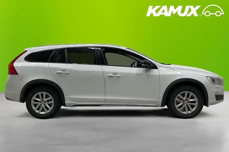 Begagnad Volvo V60 CC 150 HK (110 kW) 2017 Vit Kombi