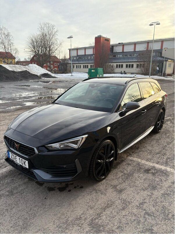 Svart Begagnad 2021 Cupra Leon Kombi | 235 000 kr (Marknadspris) - Bild 1/4