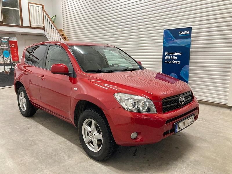 Mörkröd (röd) Begagnad 2007 Toyota RAV4 SUV | 97 900 kr (Marknadspris) - Bild 1/4