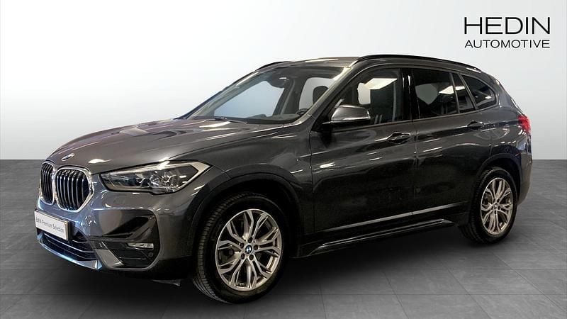 Grå Begagnad 2019 BMW X1 Sport Line SUV | 278 700 kr (Marknadspris) - Bild 1/4