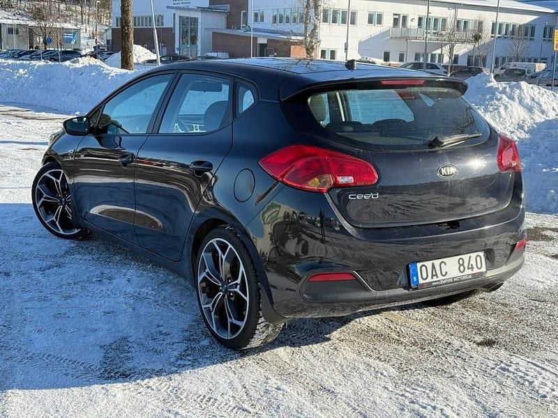 Begagnad Kia Ceed 99 HK (72 kW) 2014 Deep black Halvkombi