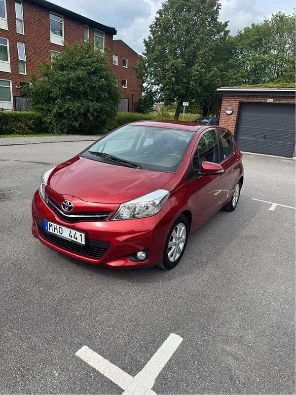 Röd Begagnad 2012 Toyota Yaris Active Halvkombi | 59 999 kr (Marknadspris) - Bild 1/4