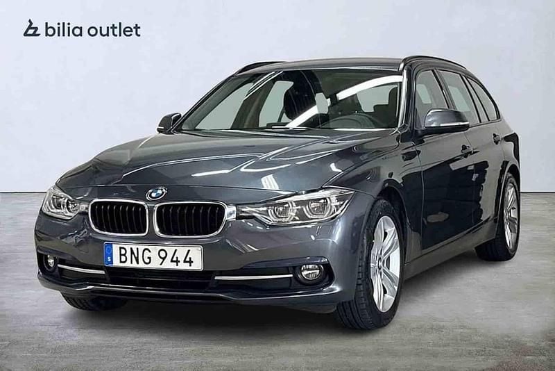 Grå Begagnad 2018 BMW 318 Kombi | 189 900 kr (Marknadspris) - Bild 1/1