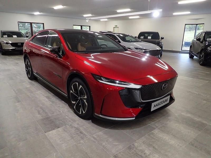 Röd (soul red mica metallic) Ny 2025 Mazda 6e Takumi-Line Sedan | 484 300 kr (Marknadspris) - Bild 1/4