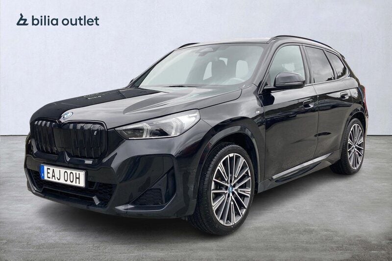 Svart Begagnad 2022 BMW iX1 M Sport SUV | 434 900 kr (Superpris) - Bild 1/3