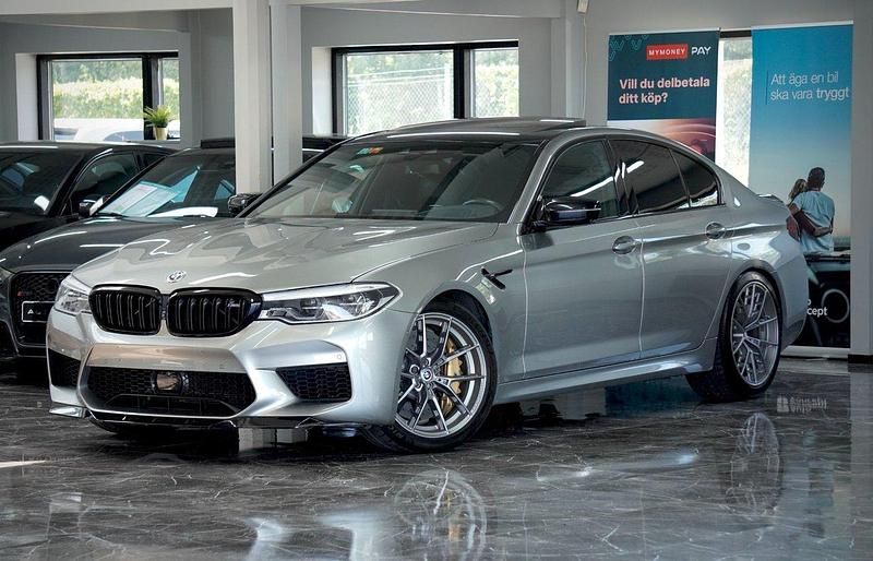 Grå Begagnad 2019 BMW M5 Competition Edition Sedan | 779 900 kr (Superpris) - Bild 1/4