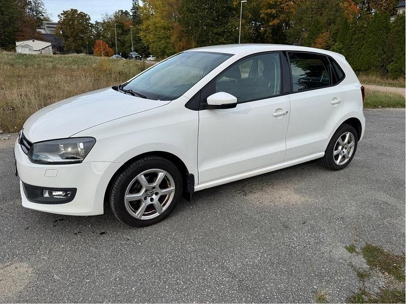 Vit Begagnad 2014 VW Polo Halvkombi | 89 000 kr (Marknadspris) - Bild 1/4