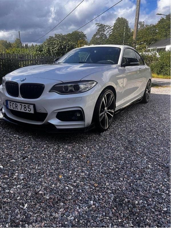Vit Begagnad 2015 BMW 220 M Sport Sportkupé | 185 000 kr (Bra pris) - Bild 1/4