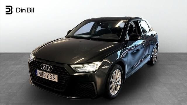 Grå Begagnad 2022 Audi A1 Sportback Proline Halvkombi | 228 900 kr (Marknadspris) - Bild 1/4