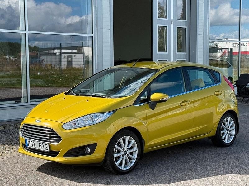 Gul Begagnad 2013 Ford Fiesta Titanium Halvkombi | 69 800 kr (Bra pris) - Bild 1/4