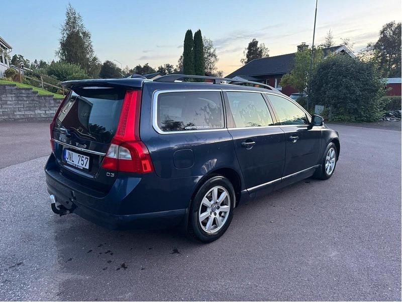 Blå Begagnad 2013 Volvo V70 Momentum Kombi | 100 000 kr (Bra pris) - Bild 1/4