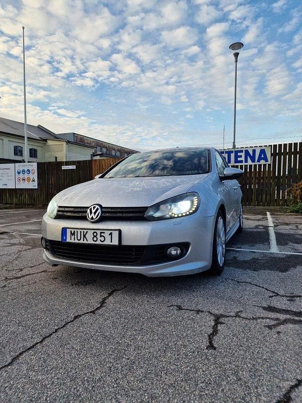 Silver Begagnad 2013 VW Golf VII Halvkombi | 95 000 kr (Marknadspris) - Bild 1/4