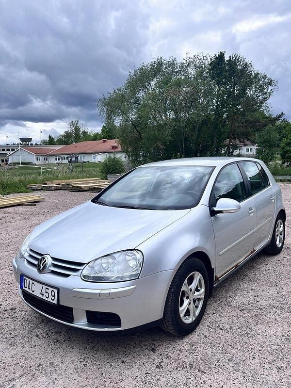Silver Begagnad 2009 VW Golf Halvkombi | 24 000 kr (Superpris) - Bild 1/4