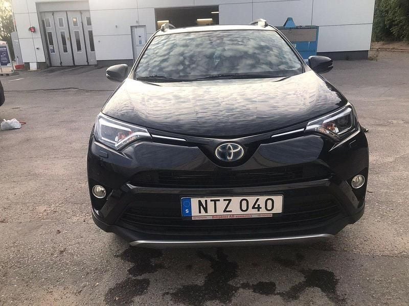 Svart Begagnad 2017 Toyota RAV4 Hybrid Active SUV | 209 900 kr (Marknadspris) - Bild 1/4