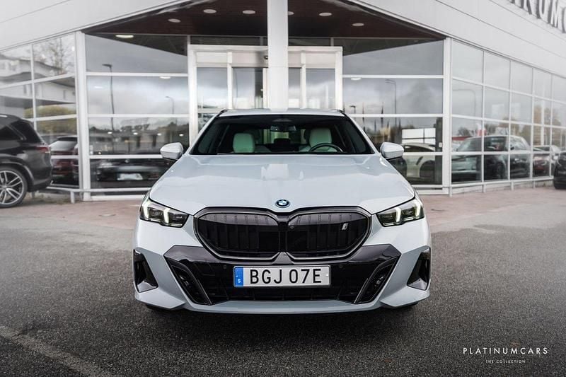 Begagnad BMW i5 M Sport 250 kW (340 HK) 2024 Grå Sedan