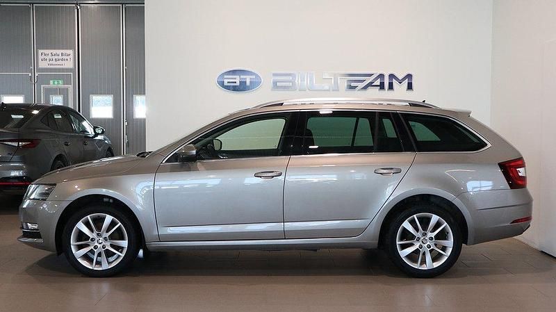 Begagnad Skoda Octavia Style 150 HK (110 kW) 2018 Ljusbrun (cappuccino beige metallic) Kombi