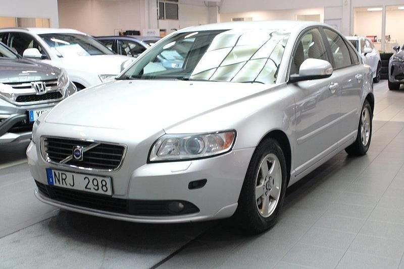 Ljusgrå Begagnad 2009 Volvo S40 Momentum Sedan | 34 990 kr (Bra pris) - Bild 1/4