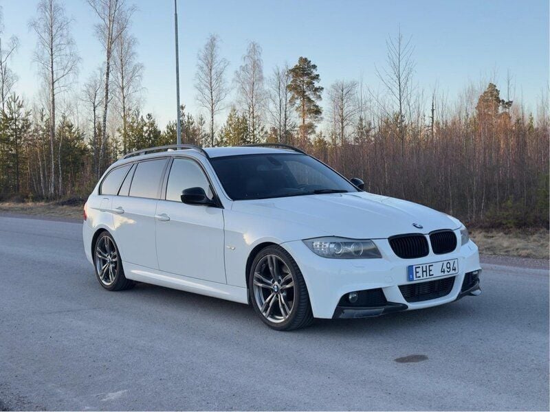 Vit Begagnad 2009 BMW 325 M Sport Kombi | 105 000 kr (Lite dyr) - Bild 1/4