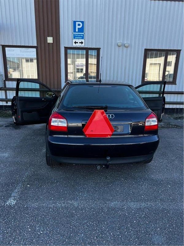 Blå Begagnad 2002 Audi A3 Halvkombi | 45 500 kr (Marknadspris) - Bild 1/4