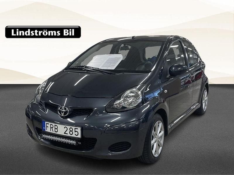 Mörkgrå Begagnad 2010 Toyota Aygo Halvkombi | 44 800 kr (Marknadspris) - Bild 1/3