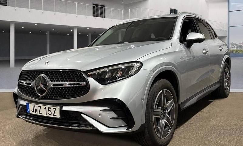 Hightech silver metallic Begagnad 2025 Mercedes GLC300 Advanced Plus | 669 000 kr - Bild 1/4