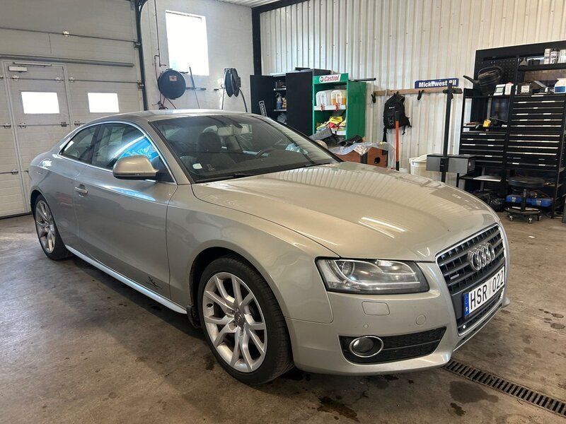 Begagnad Audi A5 Comfort 211 HK (155 kW) 2009 Silver Sportkupé