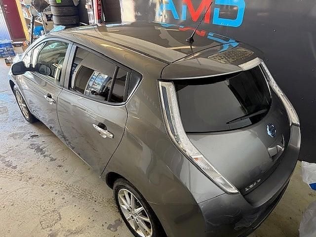 Begagnad Nissan Leaf 80 kW (109 HK) 2016 Grå Halvkombi