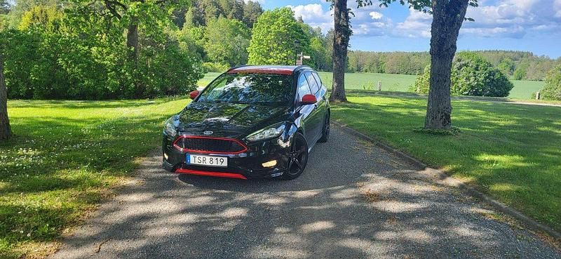 Svart Begagnad 2016 Ford Focus ST-Line Kombi | 125 000 kr (Dyr) - Bild 1/4