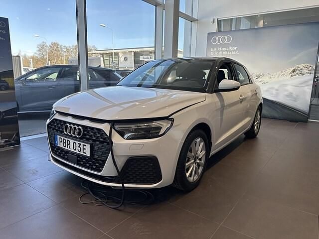 Glaciärvit metallic manhattangrå metallic Ny 2025 Audi A1 Sportback Proline Halvkombi | 259 000 kr (Bra pris) - Bild 1/4