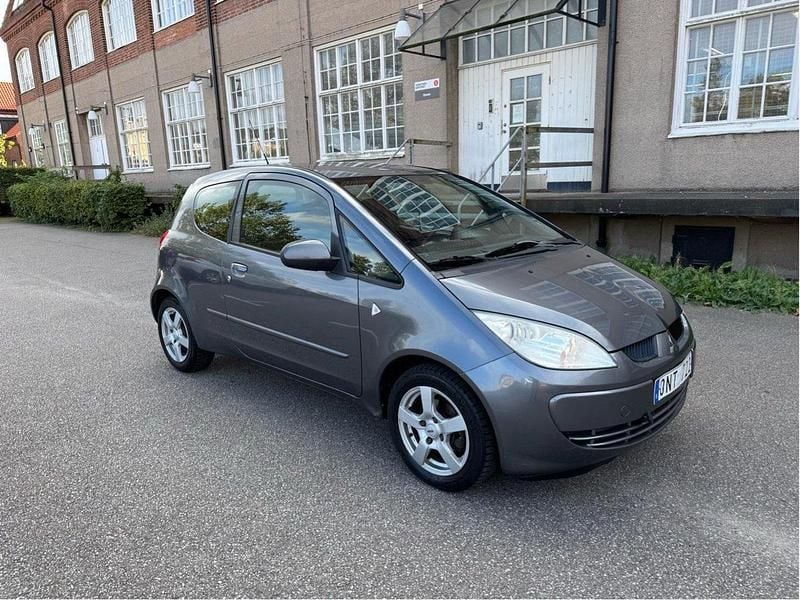 Grå Begagnad 2007 Mitsubishi Colt Halvkombi | 25 000 kr (Marknadspris) - Bild 1/4