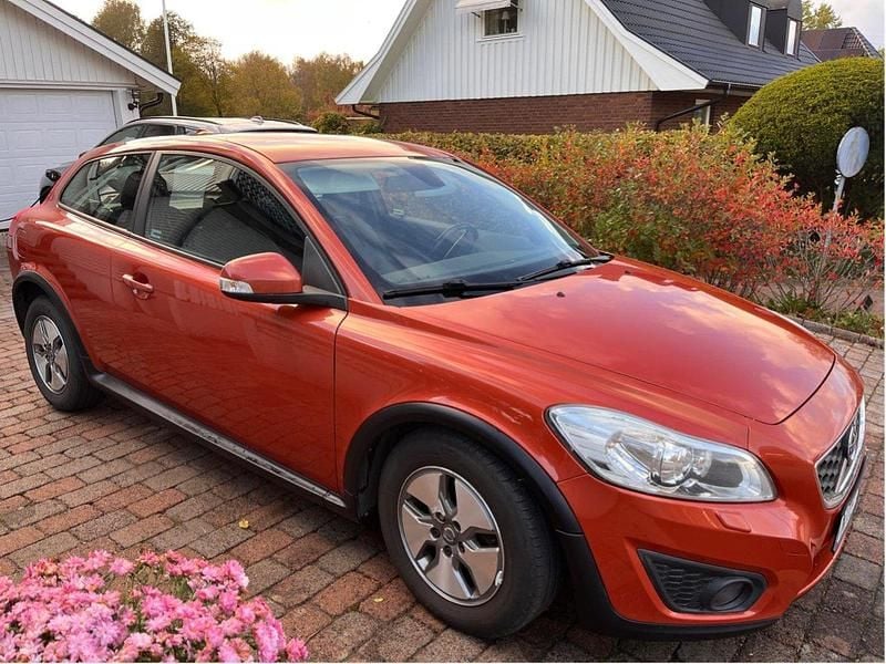 Röd Begagnad 2011 Volvo C30 Momentum Halvkombi | 76 000 kr (Marknadspris) - Bild 1/4