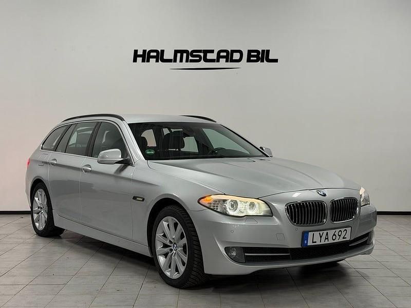 Ljusgrå Begagnad 2011 BMW 520 Kombi | 124 500 kr (Marknadspris) - Bild 1/4