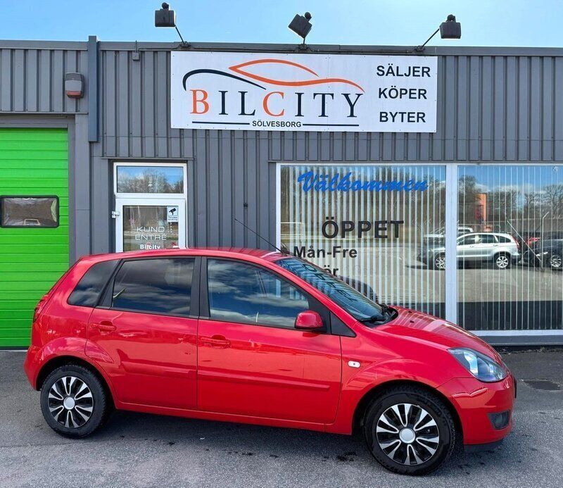 Röd Begagnad 2008 Ford Fiesta Halvkombi | 36 900 kr (Marknadspris) - Bild 1/4