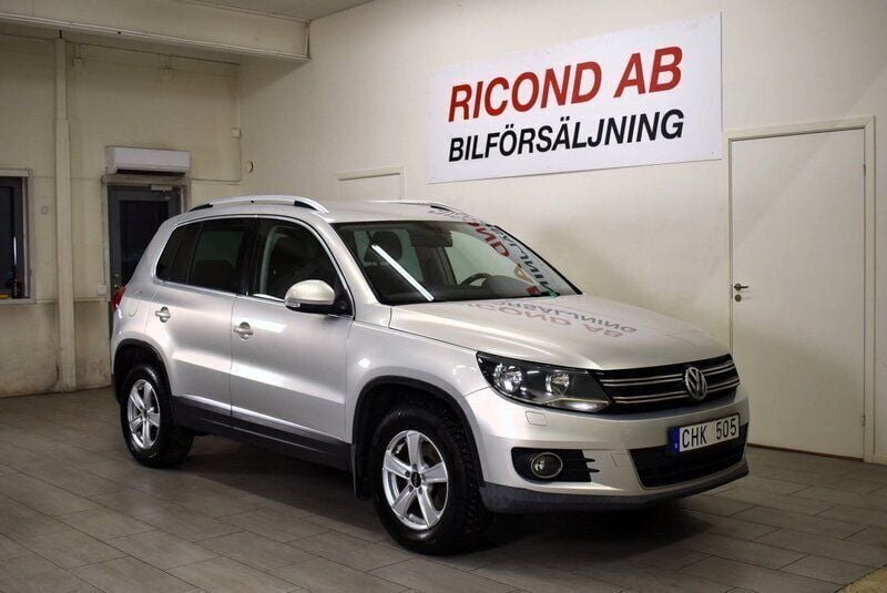 Ljusgrå Begagnad 2012 VW Tiguan Sportline SUV | 89 900 kr (Marknadspris) - Bild 1/4
