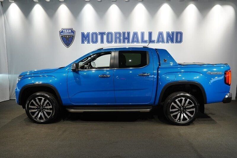 Blå Begagnad 2023 VW Amarok Aventura Pickup | 719 900 kr (Marknadspris) - Bild 1/4