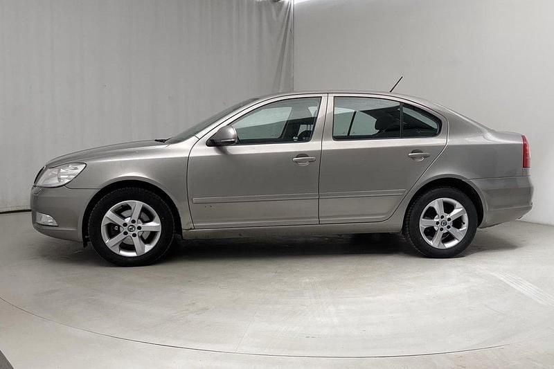 Brun Begagnad 2011 Skoda Octavia Elegance Halvkombi | 45 000 kr (Bra pris) - Bild 1/4