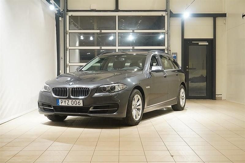 Grå Begagnad 2015 BMW 520 M Sport Kombi | 194 900 kr (Dyr) - Bild 1/4
