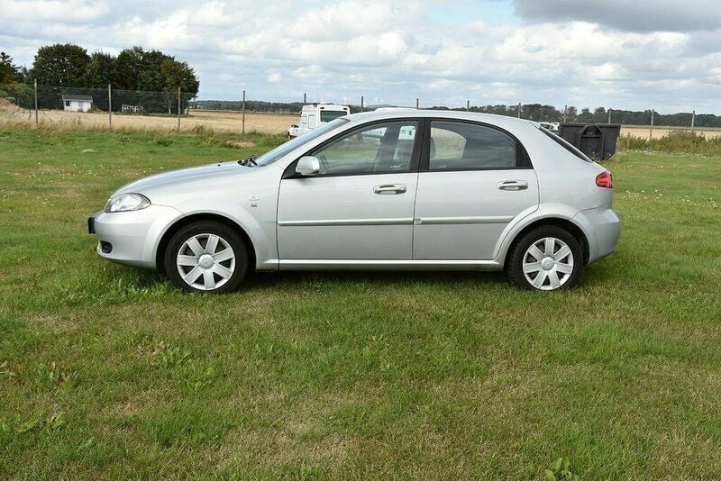 Begagnad Chevrolet Lacetti SE 96 HK (70 kW) 2005 Silver Halvkombi