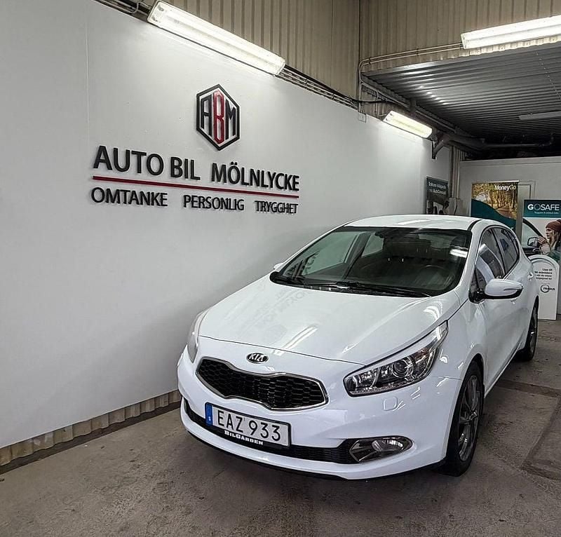 Vit Begagnad 2014 Kia Ceed Comfort Halvkombi | 105 000 kr (Marknadspris) - Bild 1/4