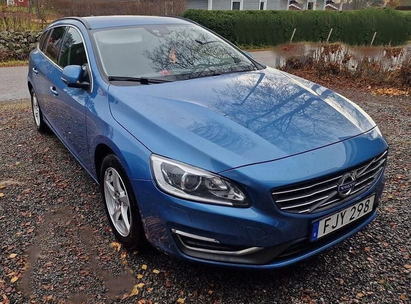 Blå Begagnad 2015 Volvo V60 Kombi | 121 000 kr (Marknadspris) - Bild 1/4
